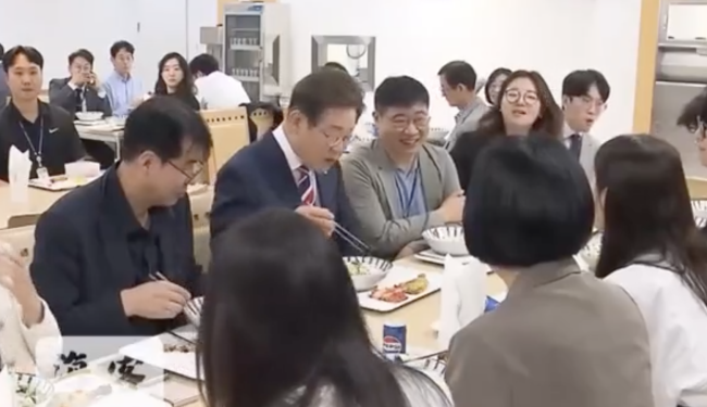 韩总统李在明在“饭桌”上长袖善舞 亲民风格获赞